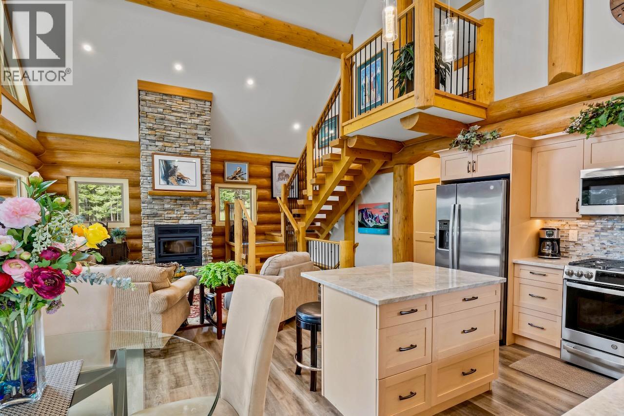 2589 Airstrip Road, Anglemont, British Columbia  V0E 1M8 - Photo 9 - 10379619