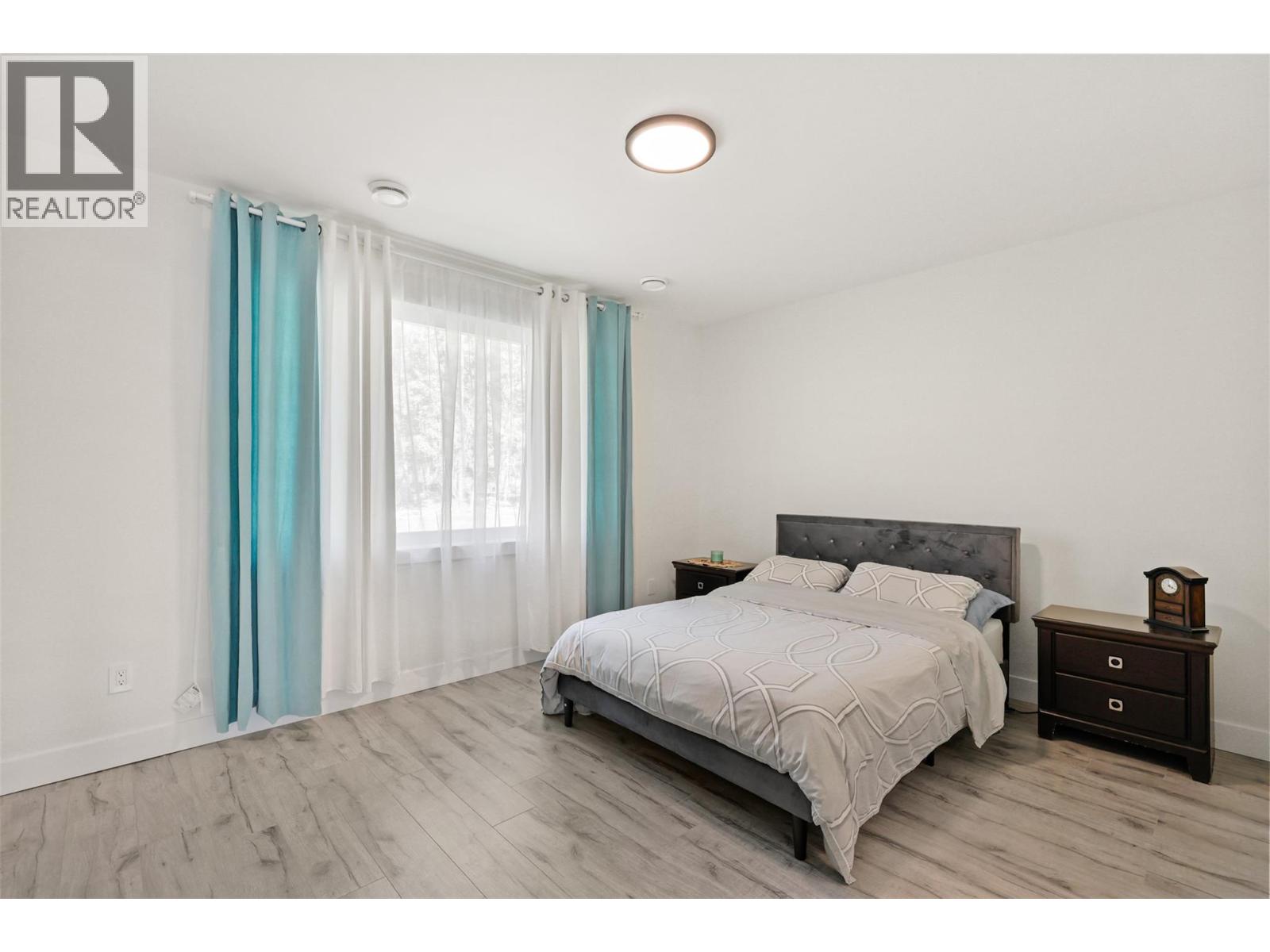 7670 Mountain Drive, Anglemont, British Columbia  V0E 1M8 - Photo 18 - 10379824