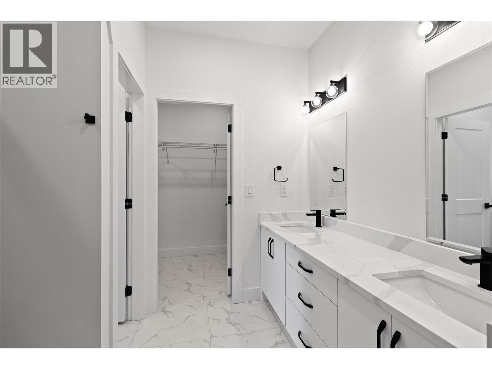 7670 Mountain Drive, Anglemont, British Columbia  V0E 1M8 - Photo 20 - 10379824