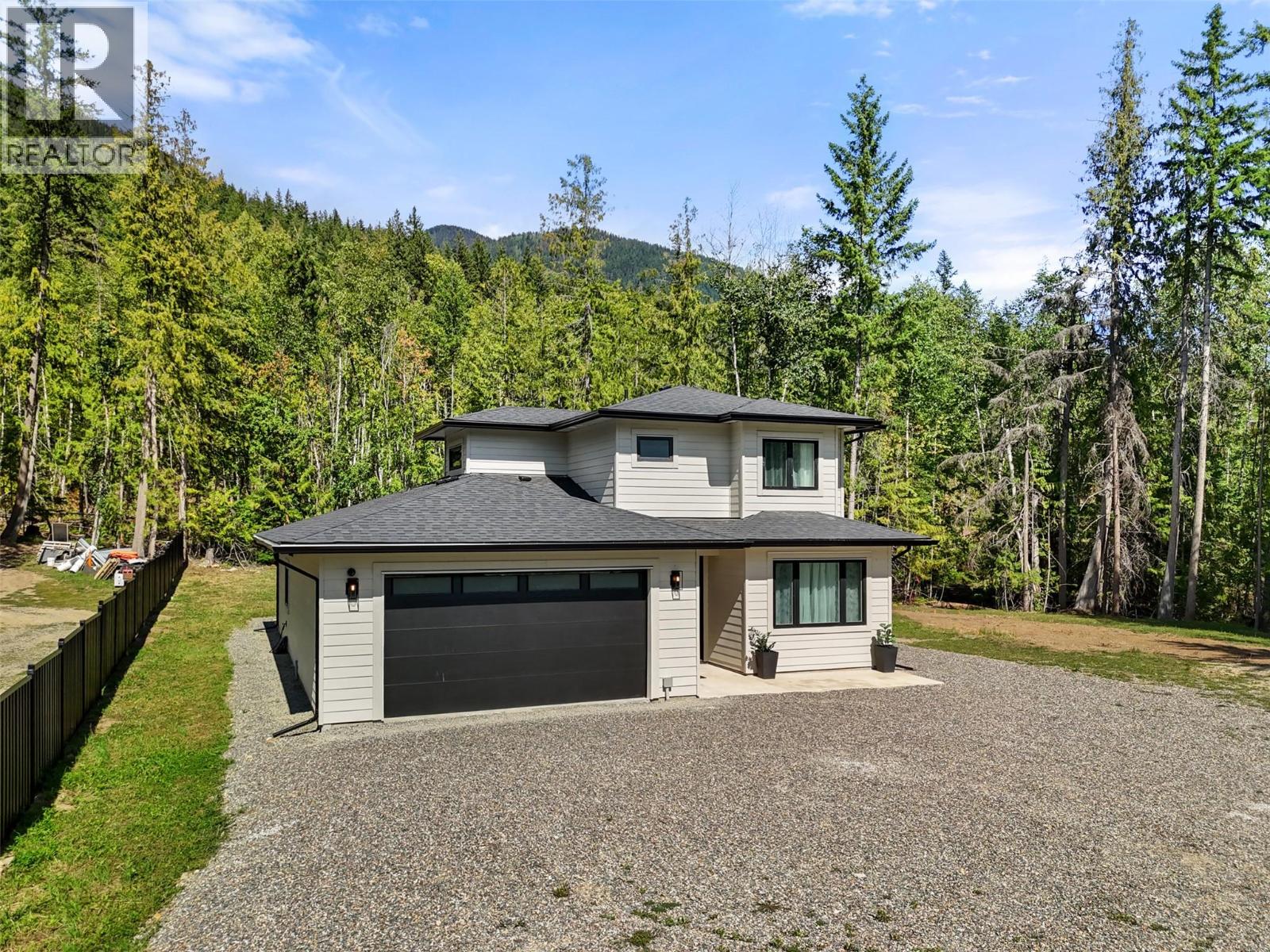 7670 Mountain Drive, Anglemont, British Columbia  V0E 1M8 - Photo 3 - 10379824