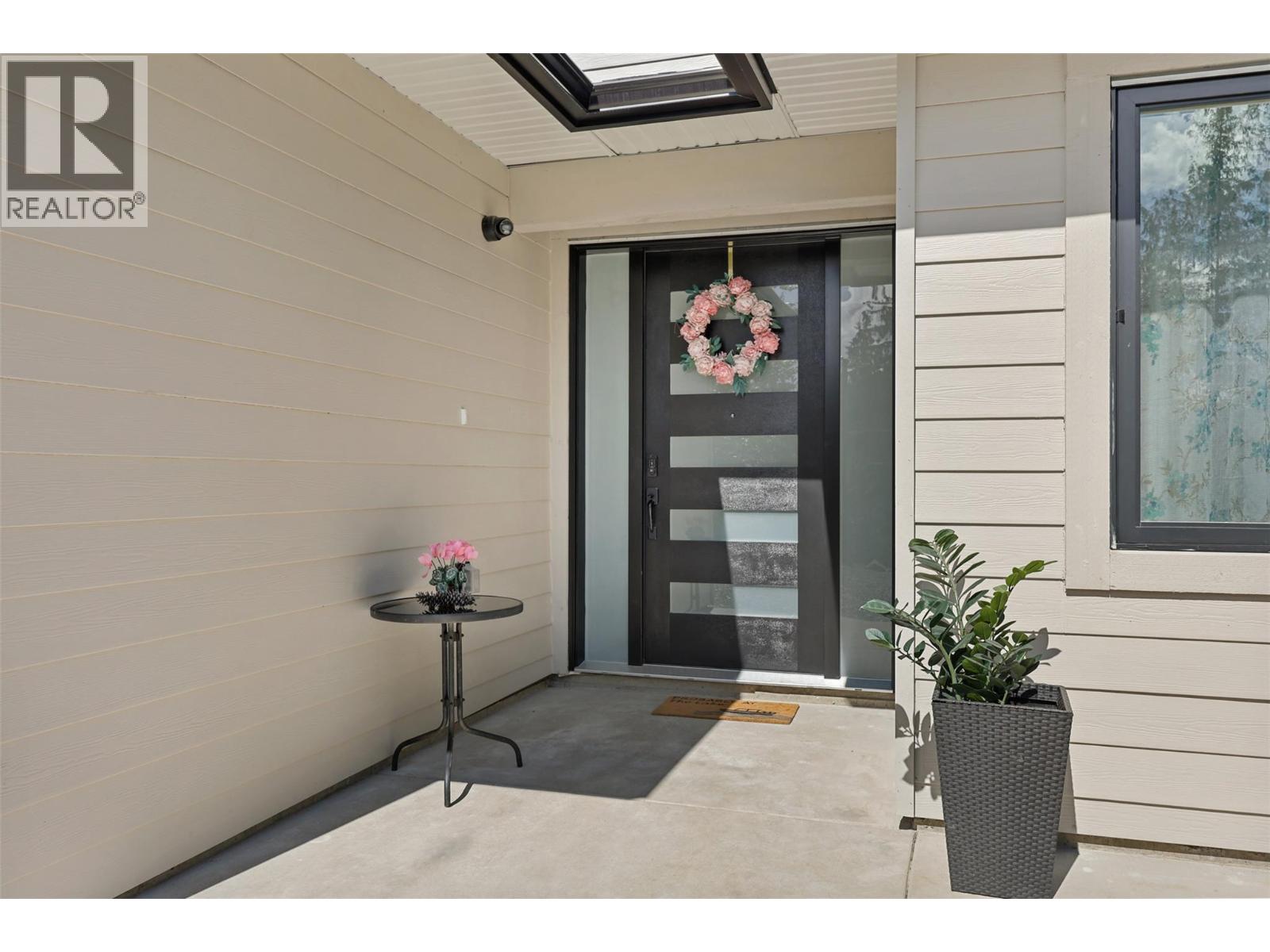 7670 Mountain Drive, Anglemont, British Columbia  V0E 1M8 - Photo 4 - 10379824