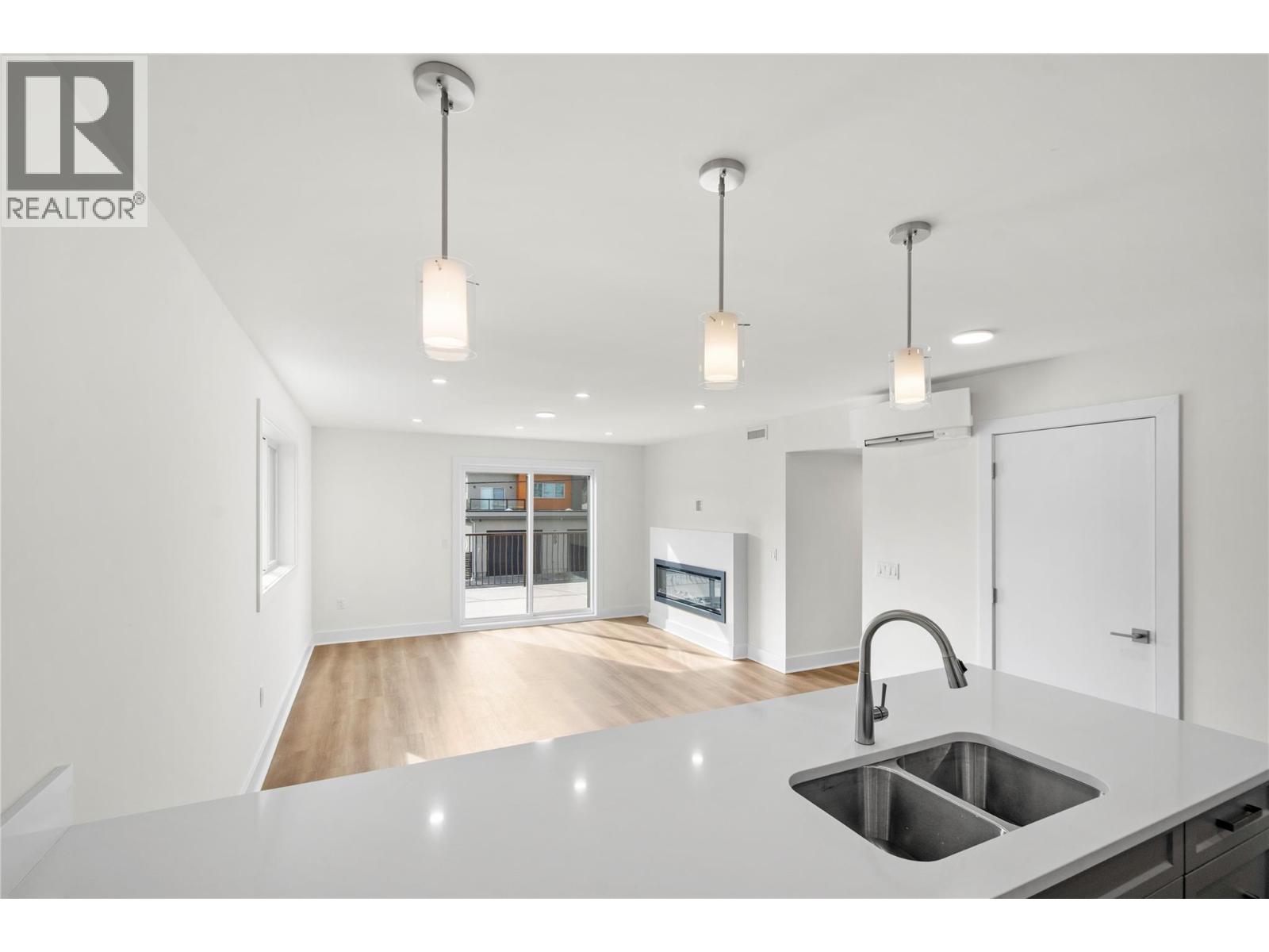 578 Lakeshore Drive Unit# 203, Penticton, British Columbia  V2A 1B9 - Photo 5 - 10379053