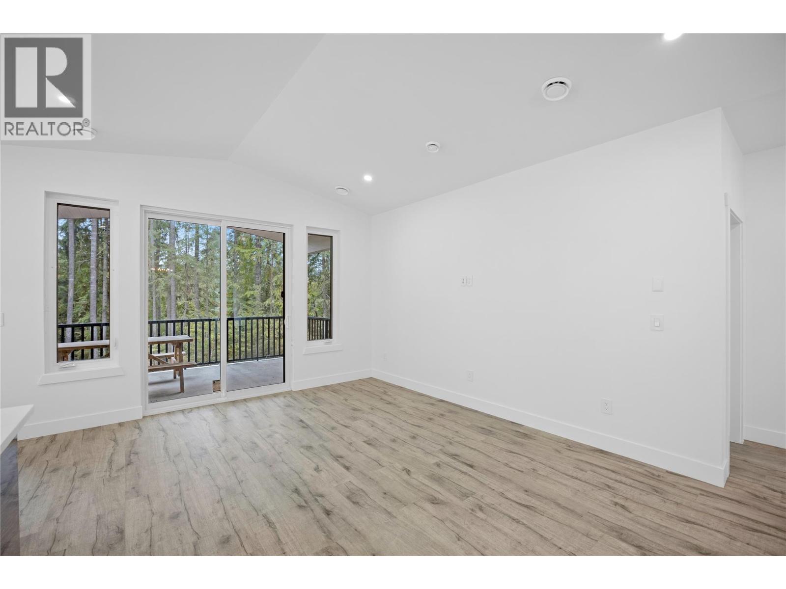 7279 Birch Close, Anglemont, British Columbia  V0E 1M8 - Photo 11 - 10379988