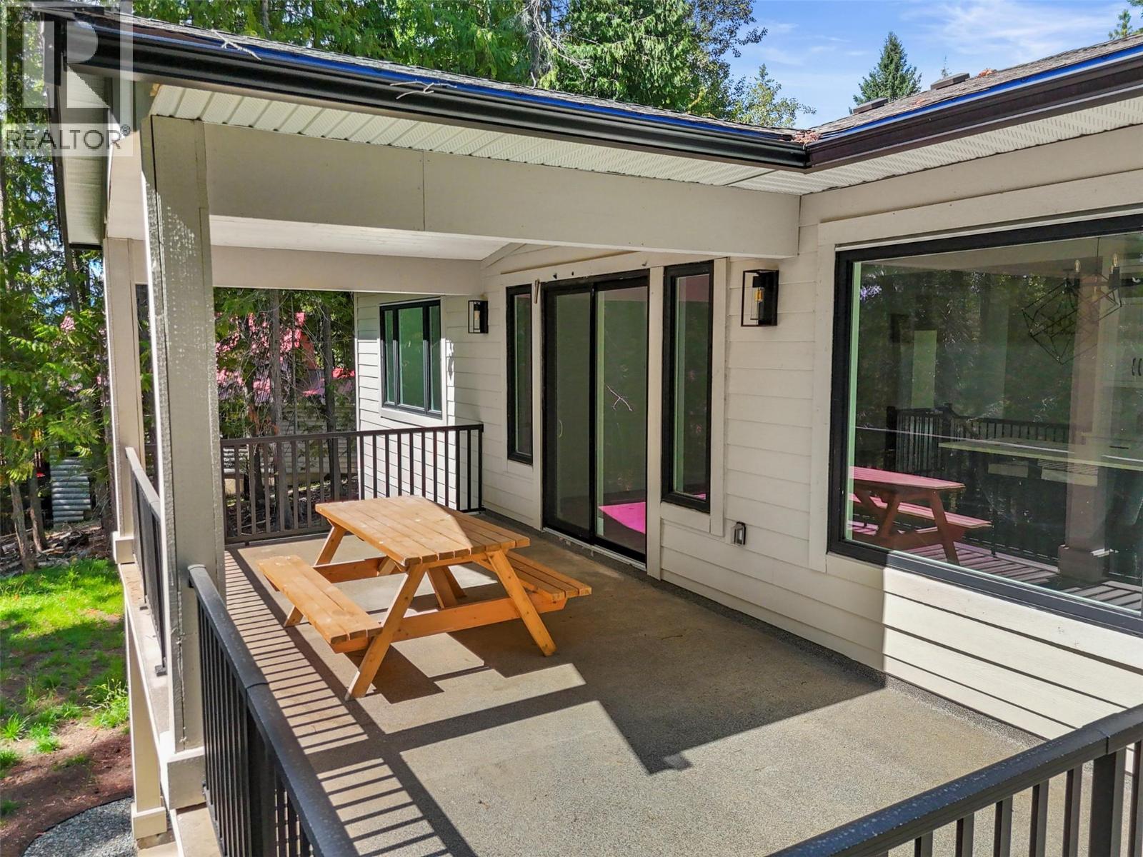 7279 Birch Close, Anglemont, British Columbia  V0E 1M8 - Photo 12 - 10379988