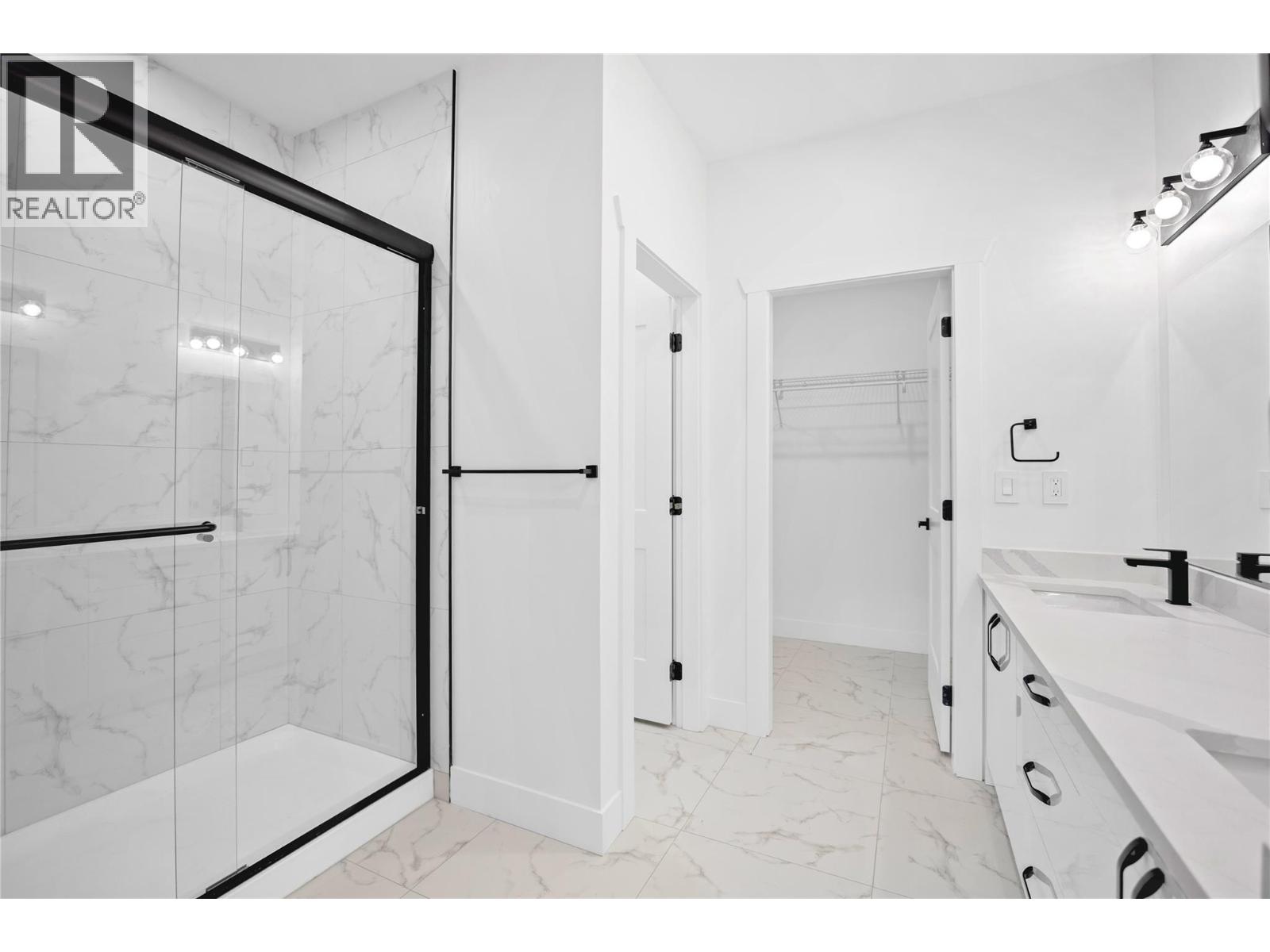 7279 Birch Close, Anglemont, British Columbia  V0E 1M8 - Photo 19 - 10379988