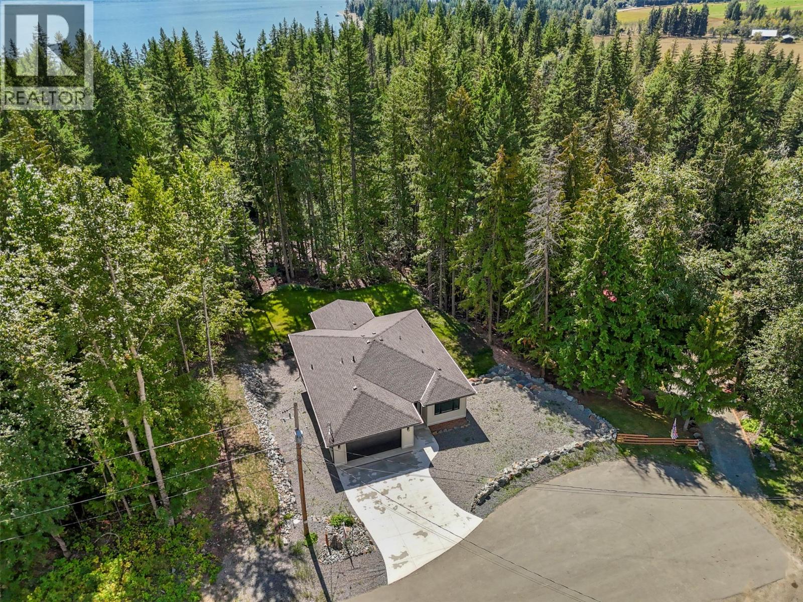 7279 Birch Close, Anglemont, British Columbia  V0E 1M8 - Photo 2 - 10379988
