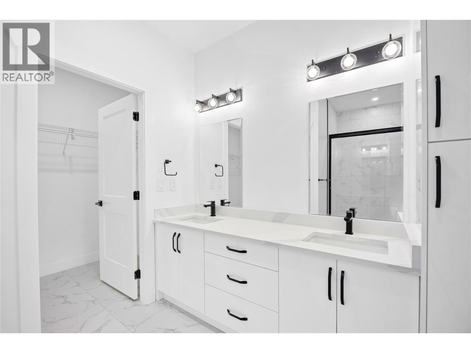 7279 Birch Close, Anglemont, British Columbia  V0E 1M8 - Photo 20 - 10379988