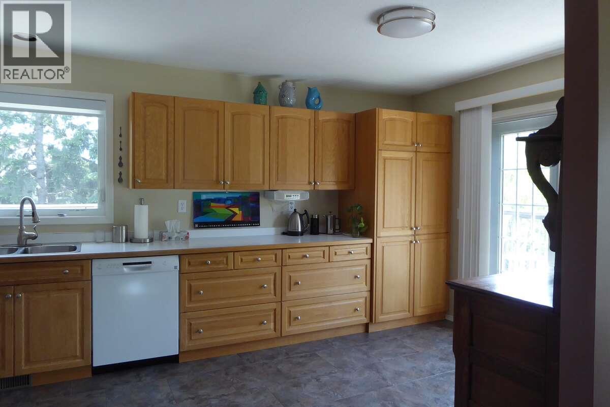 1510 Cedar Street, Golden, British Columbia  V0A 1H6 - Photo 11 - 10380010