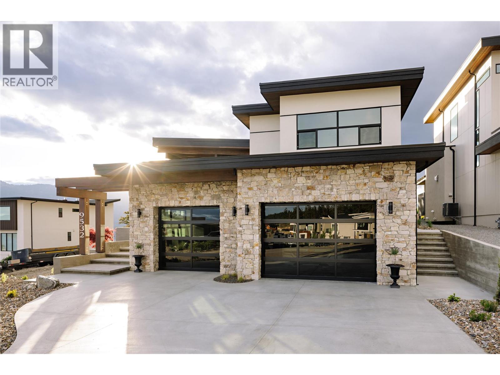 9532 Benchland Drive, Lake Country, British Columbia  V4V 2T4 - Photo 2 - 10379725
