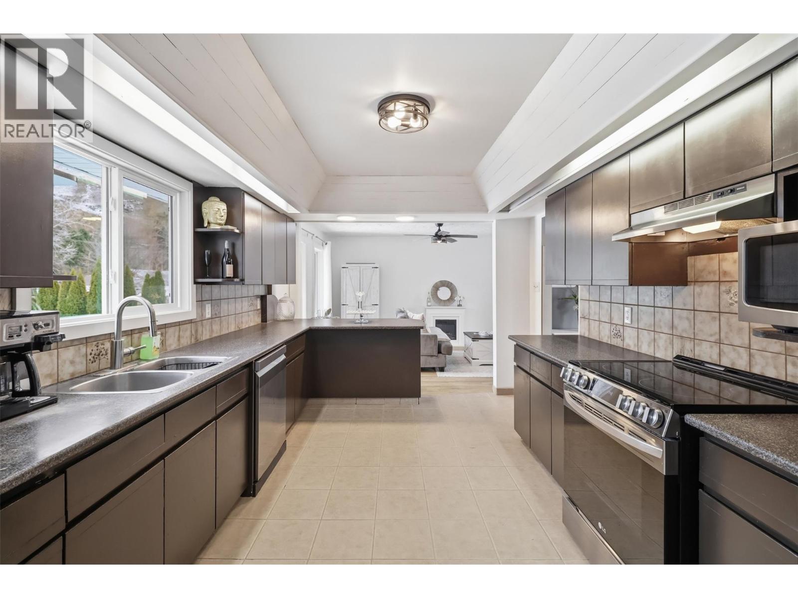2460 Briarwood Avenue, Kamloops, British Columbia  V2B 4Z9 - Photo 10 - 10380069
