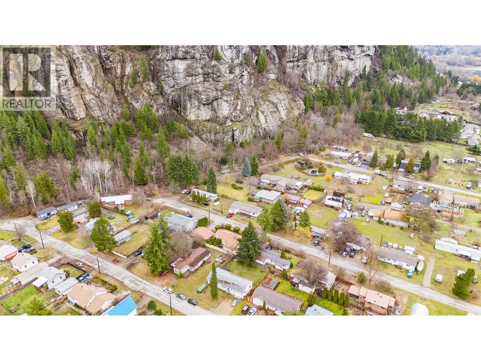 1057 Quance Street, Castlegar, British Columbia  V0G 1X0 - Photo 11 - 10379699