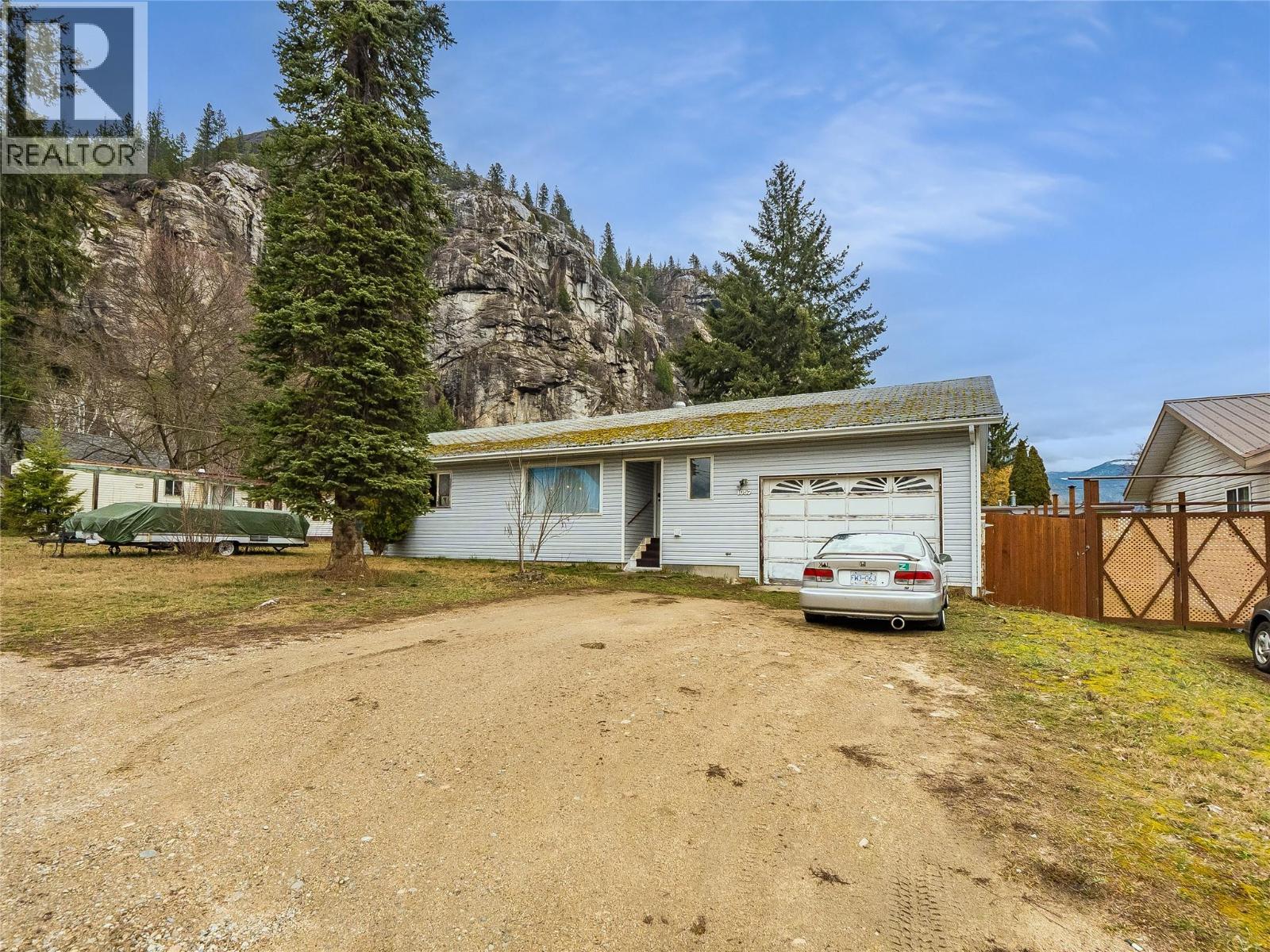 1057 Quance Street, Castlegar, British Columbia  V0G 1X0 - Photo 2 - 10379699