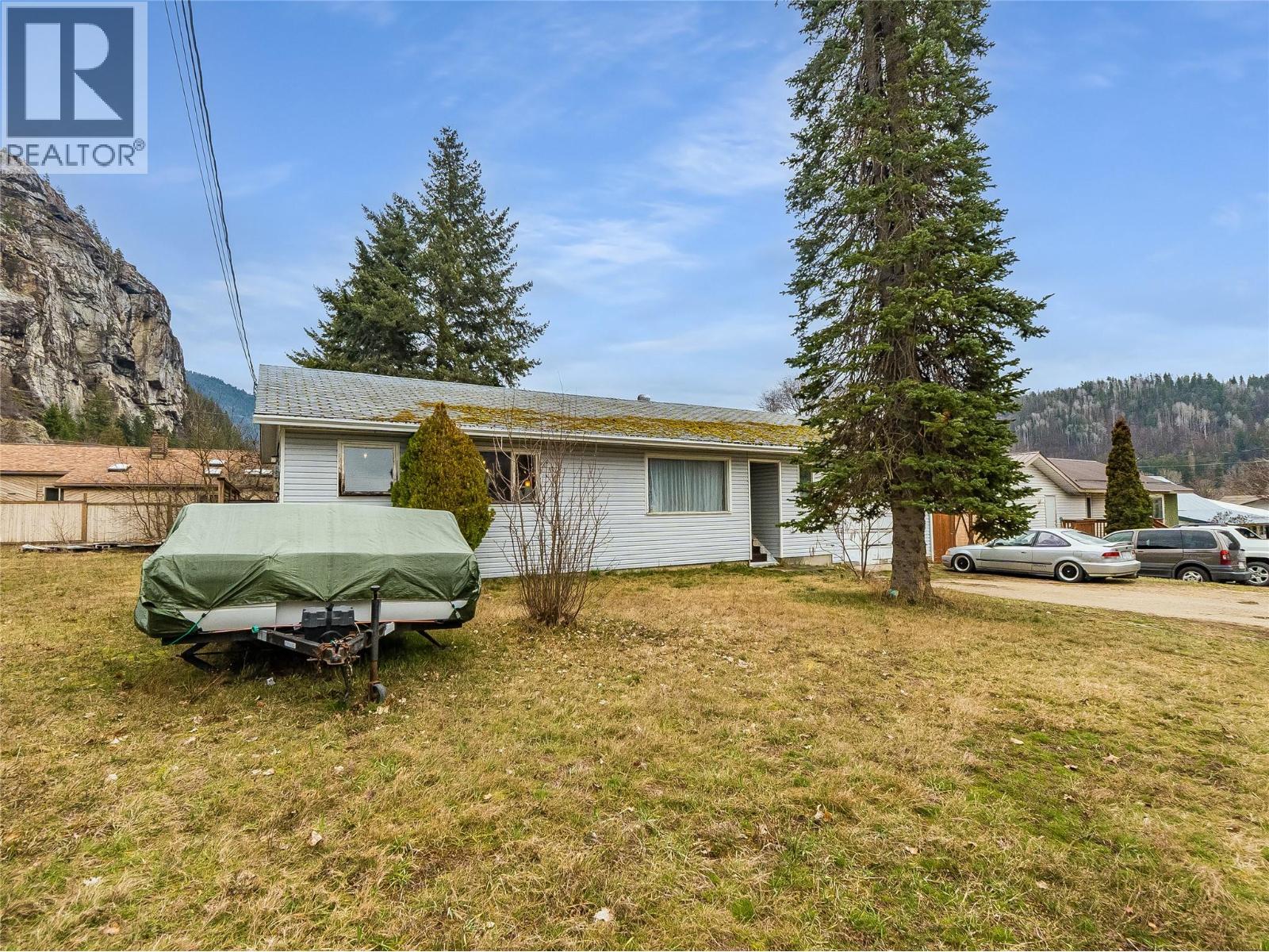 1057 Quance Street, Castlegar, British Columbia  V0G 1X0 - Photo 3 - 10379699