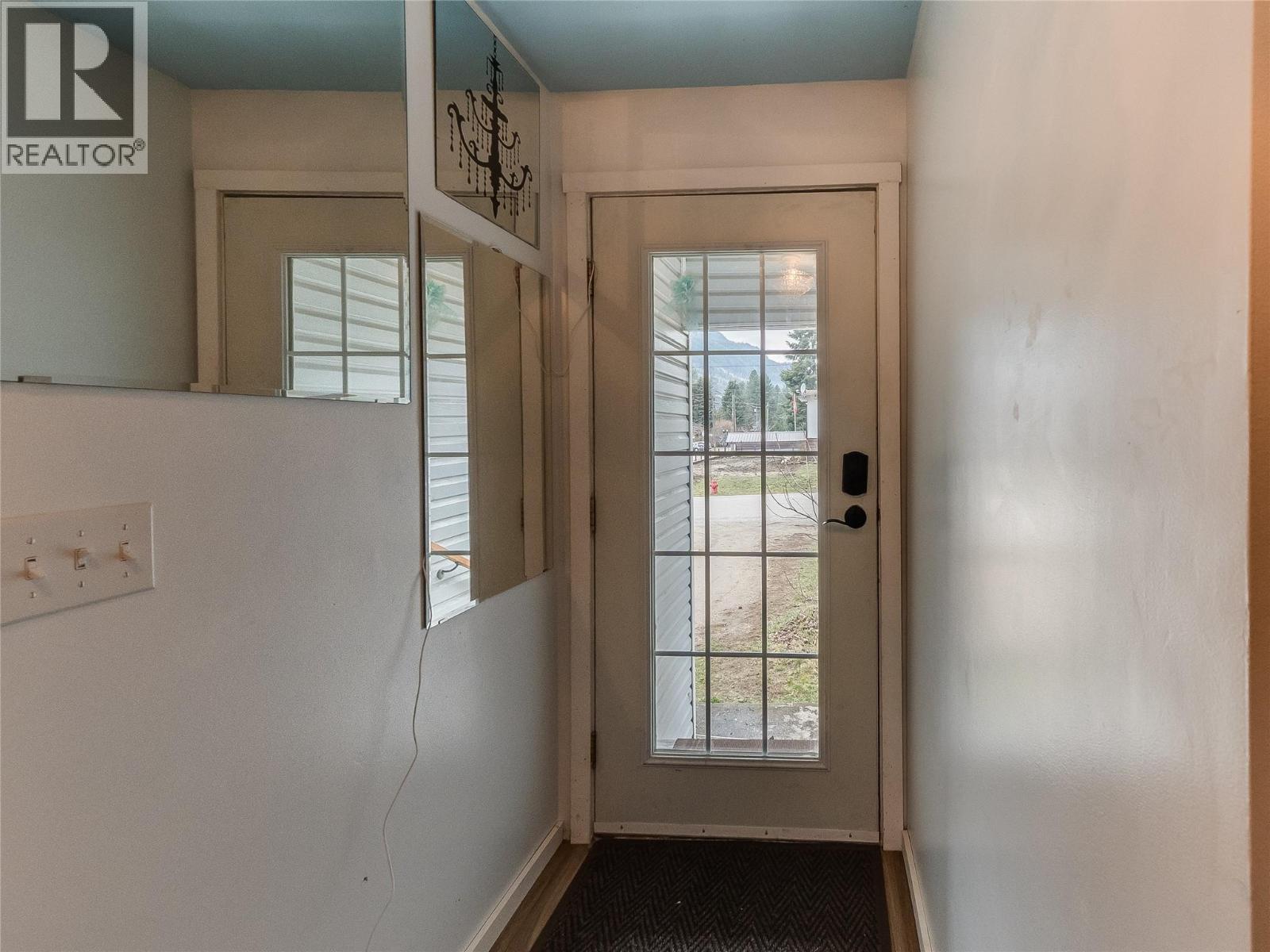1057 Quance Street, Castlegar, British Columbia  V0G 1X0 - Photo 34 - 10379699