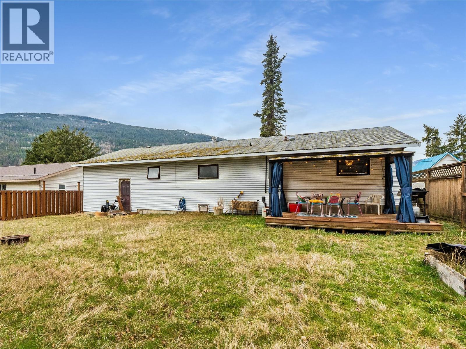 1057 Quance Street, Castlegar, British Columbia  V0G 1X0 - Photo 4 - 10379699