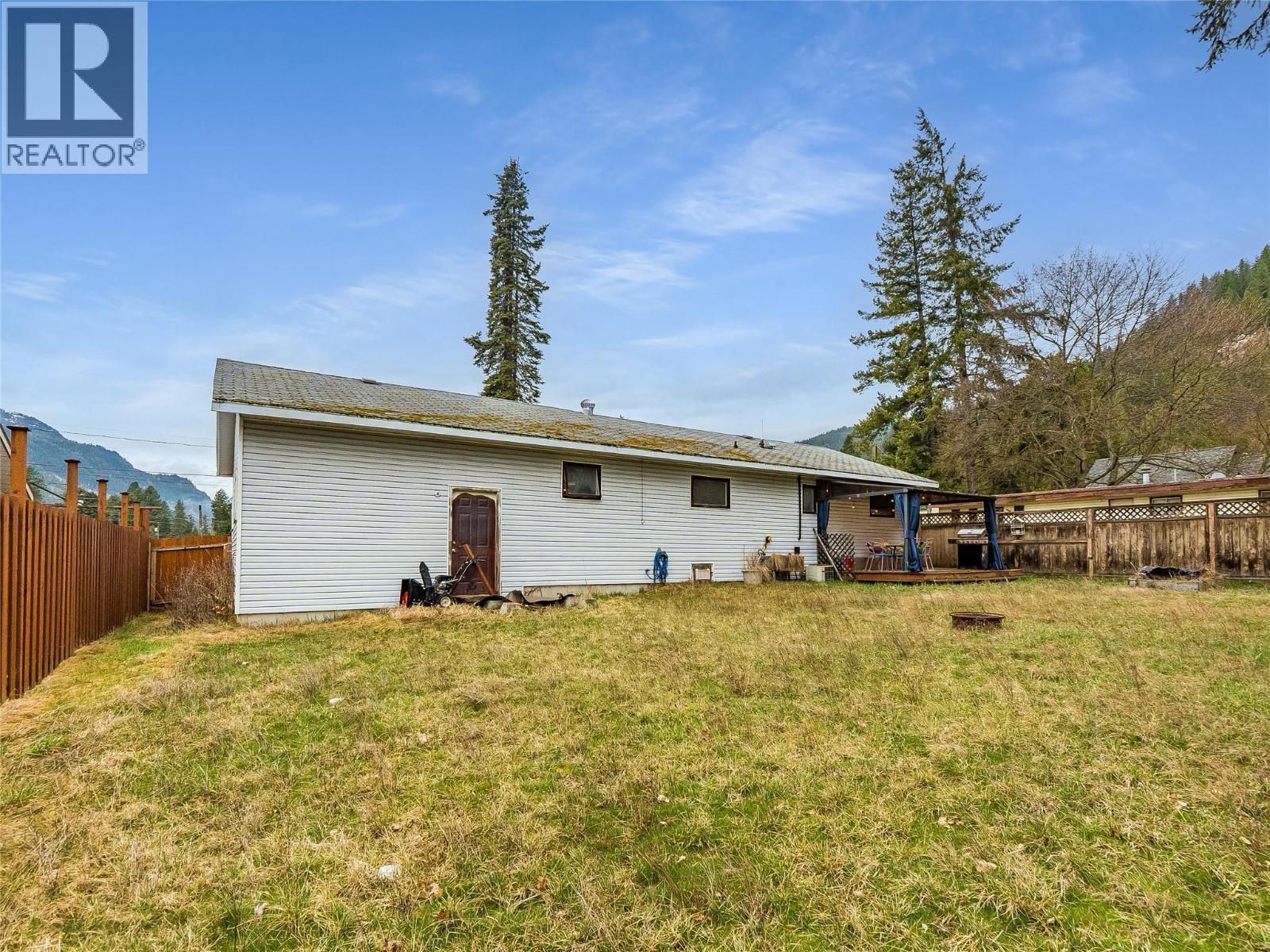 1057 Quance Street, Castlegar, British Columbia  V0G 1X0 - Photo 5 - 10379699