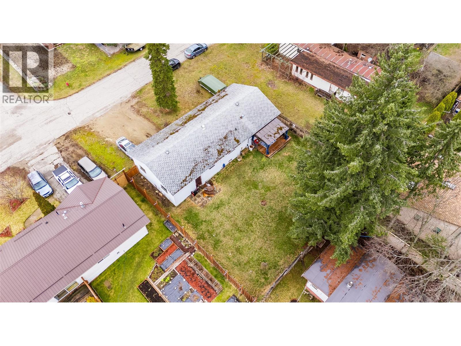 1057 Quance Street, Castlegar, British Columbia  V0G 1X0 - Photo 8 - 10379699