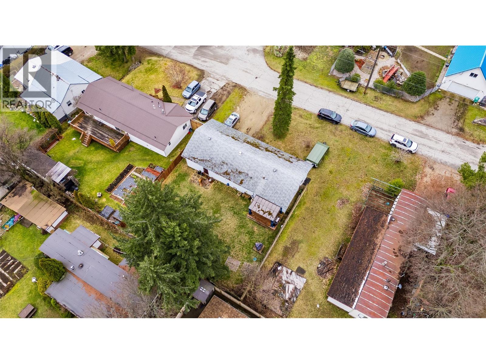 1057 Quance Street, Castlegar, British Columbia  V0G 1X0 - Photo 9 - 10379699