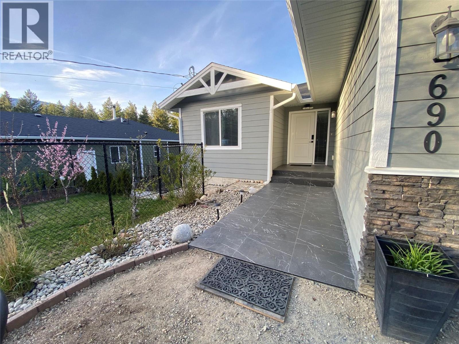 690 Muir Road, kelowna, British Columbia