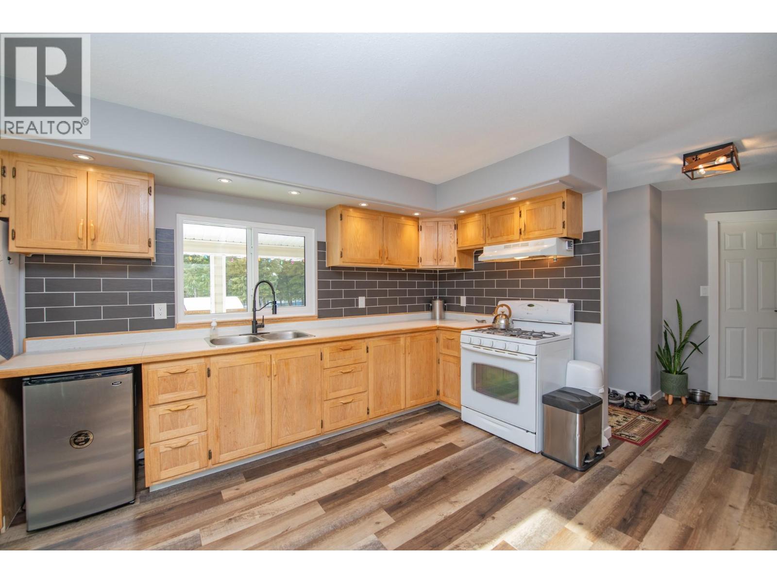 7250 China Valley Road, Falkland, British Columbia  V0E 1W1 - Photo 11 - 10379932