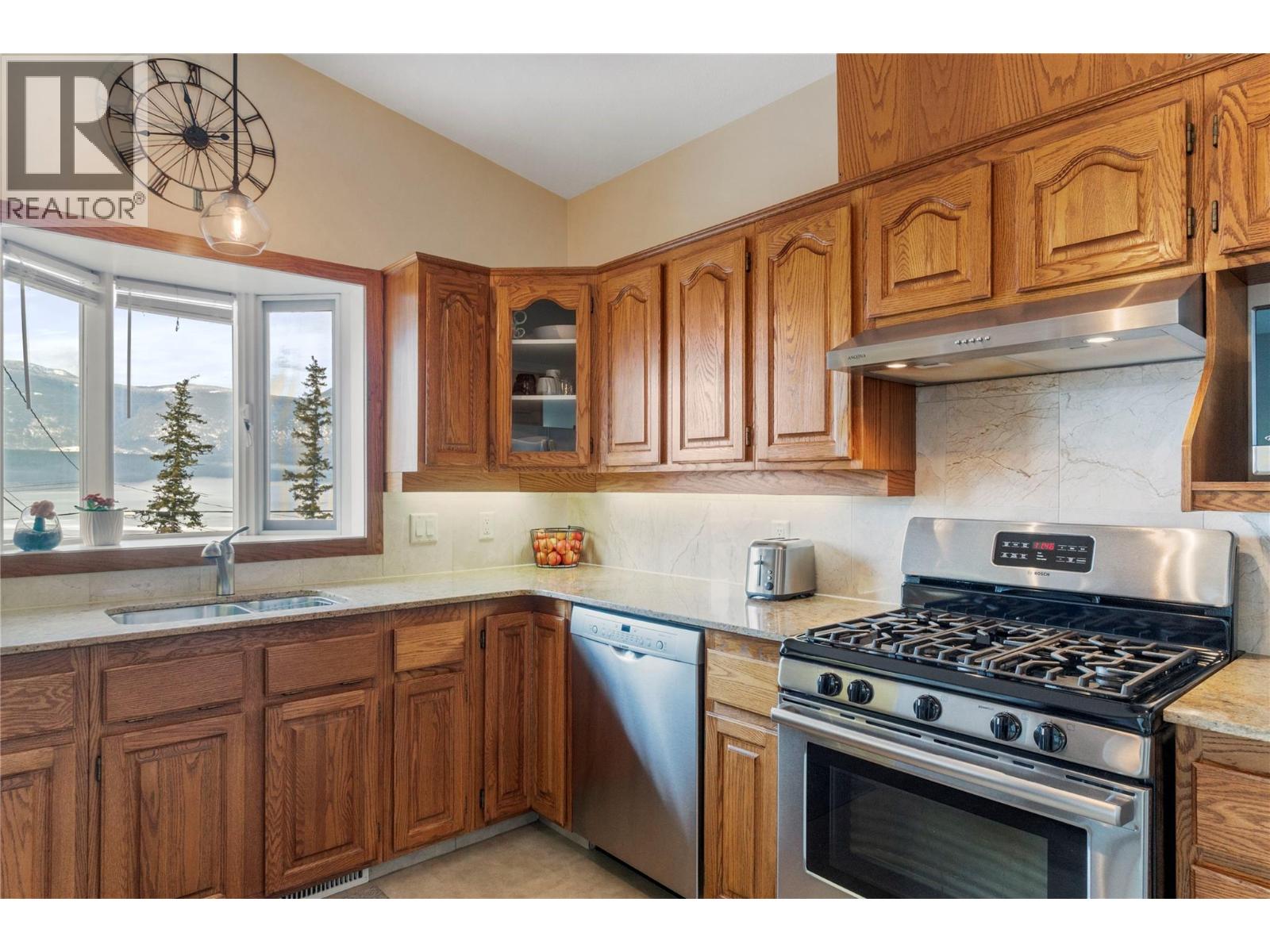 1280 Lakeshore Road Ne, Salmon Arm, British Columbia  V1E 2V7 - Photo 10 - 10379433