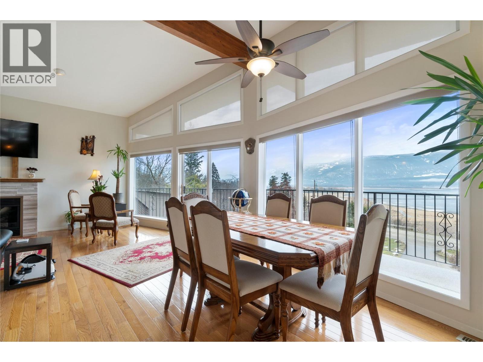 1280 Lakeshore Road Ne, Salmon Arm, British Columbia  V1E 2V7 - Photo 2 - 10379433