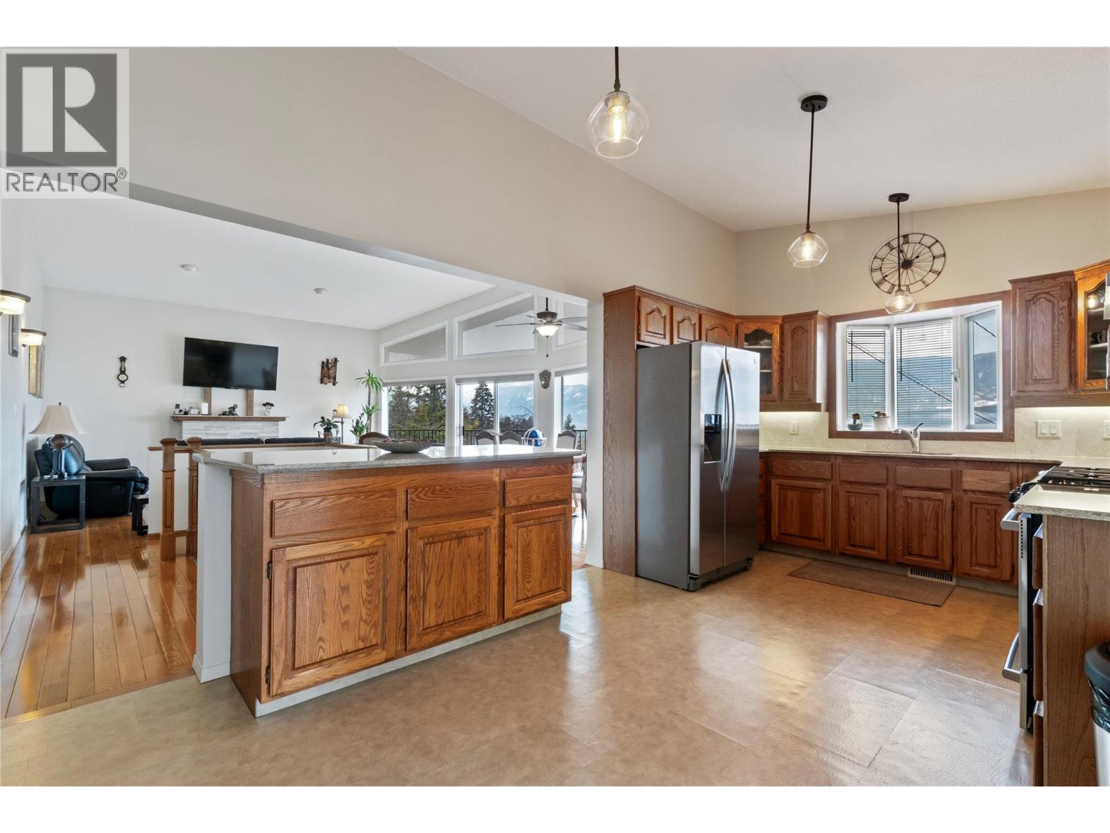 1280 Lakeshore Road Ne, Salmon Arm, British Columbia  V1E 2V7 - Photo 7 - 10379433