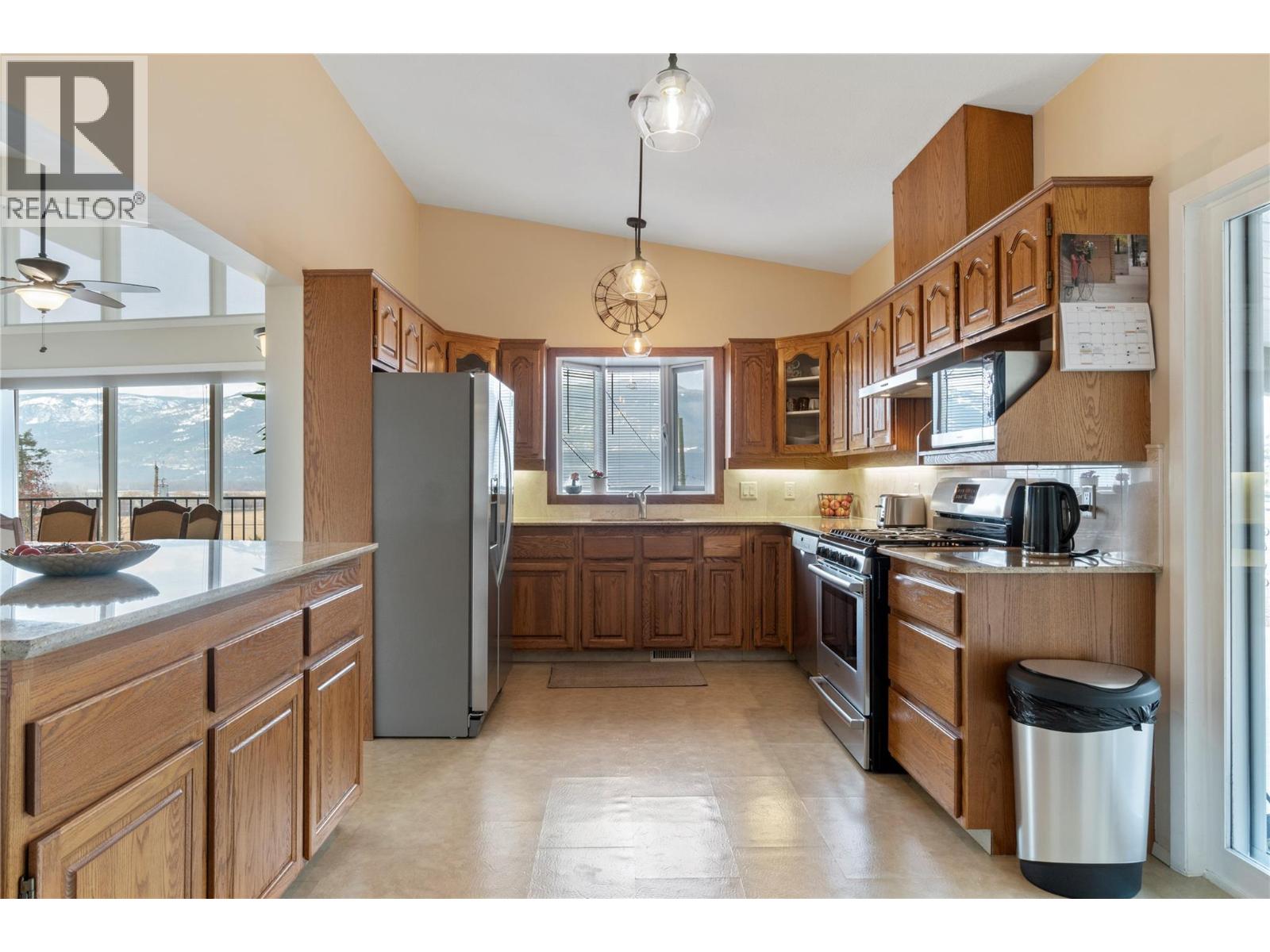 1280 Lakeshore Road Ne, Salmon Arm, British Columbia  V1E 2V7 - Photo 8 - 10379433