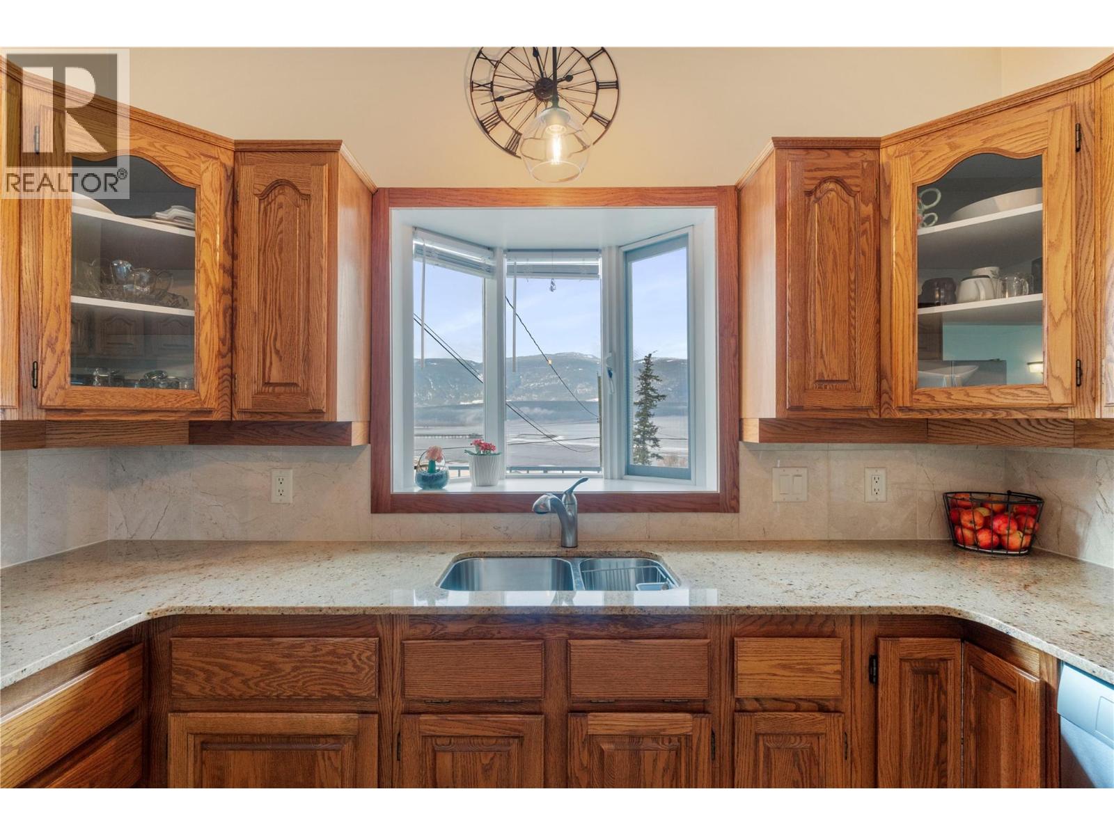 1280 Lakeshore Road Ne, Salmon Arm, British Columbia  V1E 2V7 - Photo 9 - 10379433