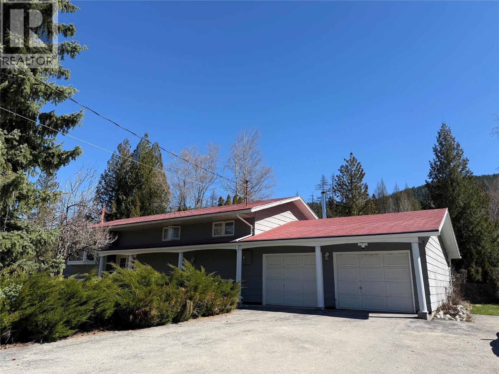 1076 COLUMBIA GARDENS Road, fruitvale, British Columbia