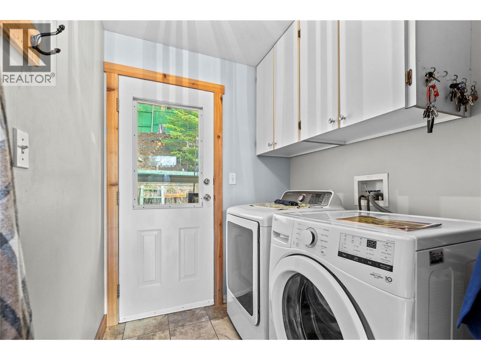 7241 Estate Place, Anglemont, British Columbia  V0E 1M8 - Photo 11 - 10380169