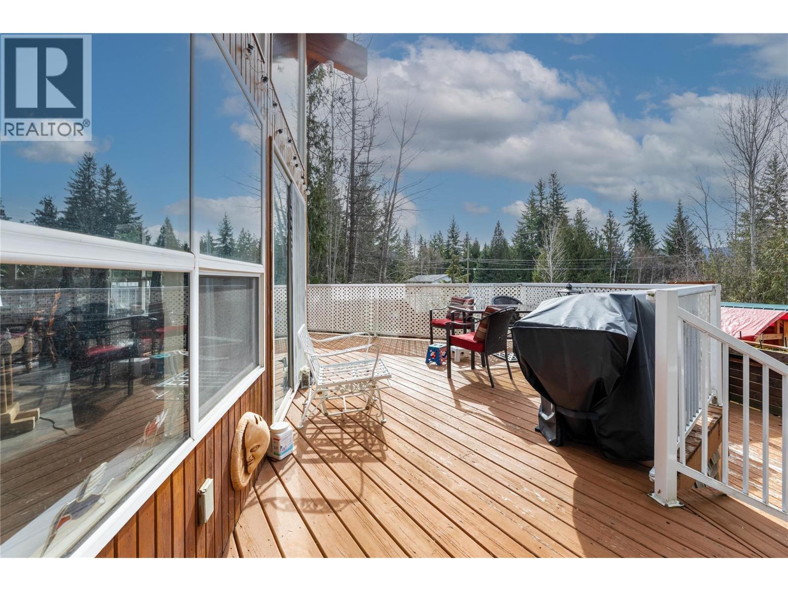 7241 Estate Place, Anglemont, British Columbia  V0E 1M8 - Photo 18 - 10380169