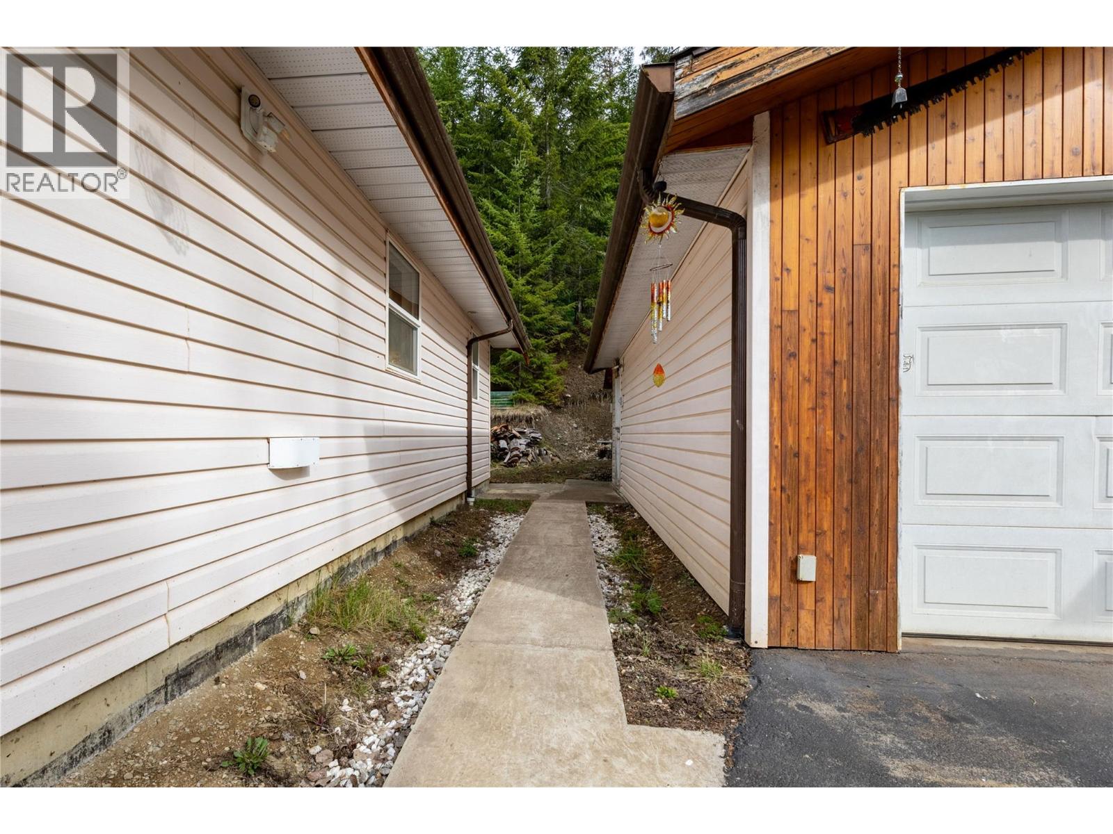 7241 Estate Place, Anglemont, British Columbia  V0E 1M8 - Photo 21 - 10380169