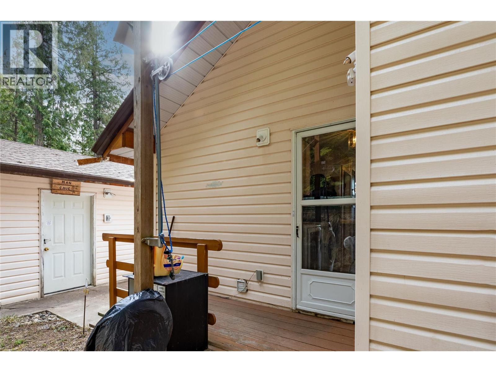 7241 Estate Place, Anglemont, British Columbia  V0E 1M8 - Photo 27 - 10380169