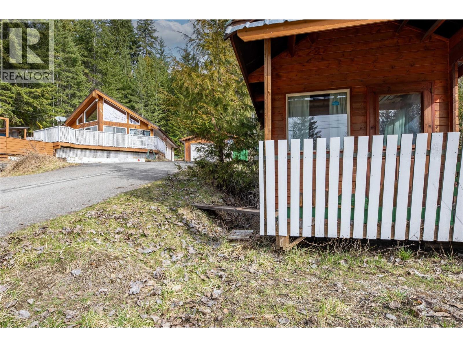 7241 Estate Place, Anglemont, British Columbia  V0E 1M8 - Photo 29 - 10380169