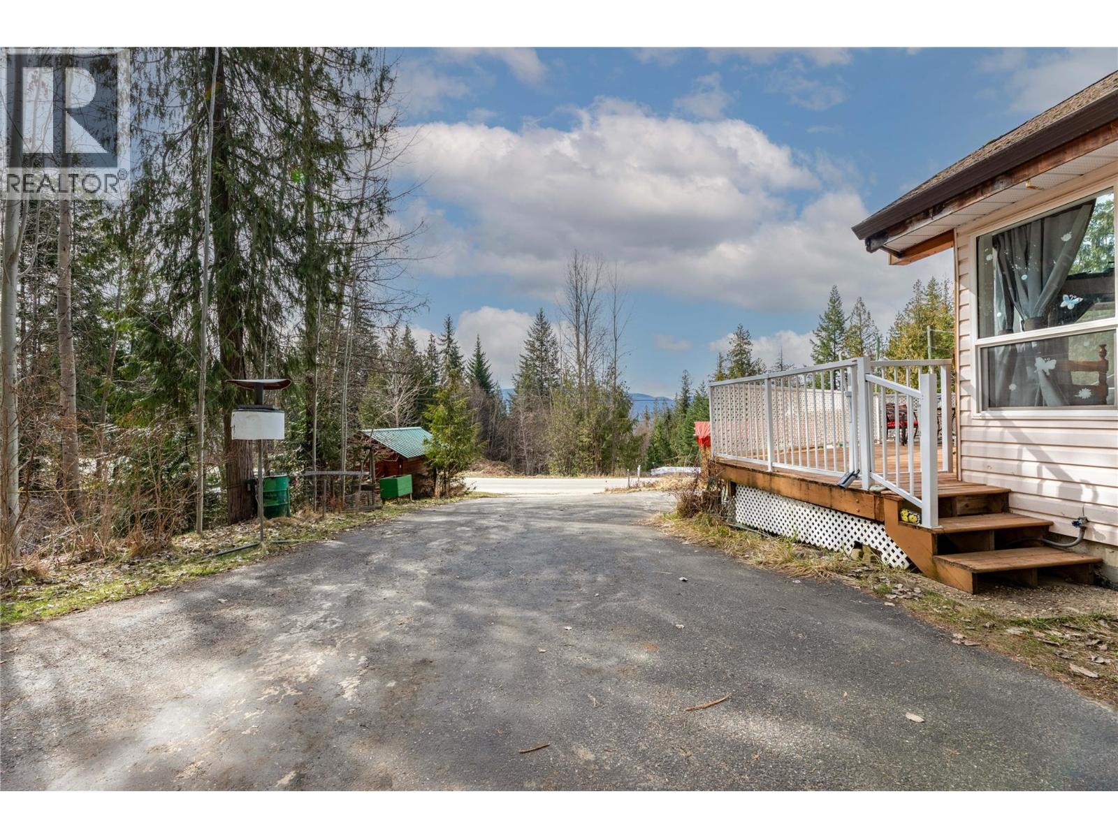 7241 Estate Place, Anglemont, British Columbia  V0E 1M8 - Photo 32 - 10380169