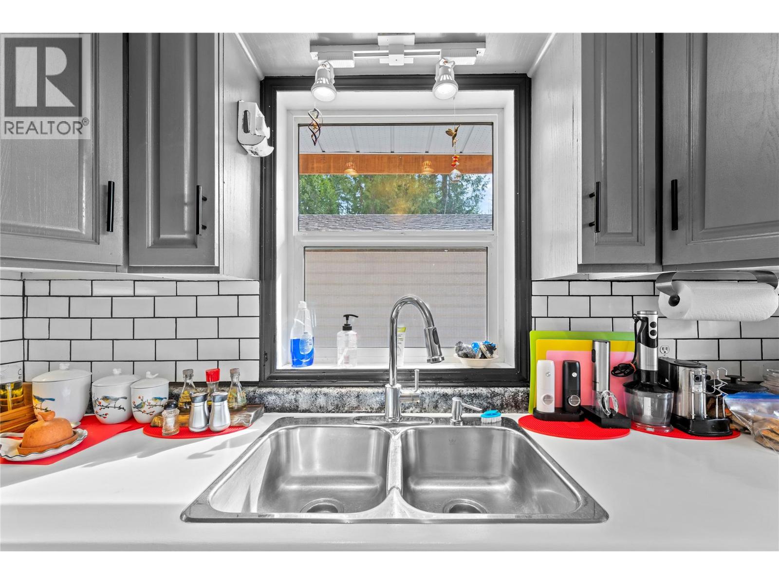 7241 Estate Place, Anglemont, British Columbia  V0E 1M8 - Photo 4 - 10380169