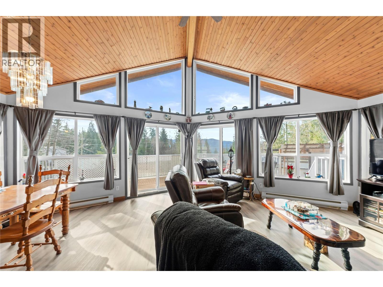 7241 Estate Place, Anglemont, British Columbia  V0E 1M8 - Photo 6 - 10380169
