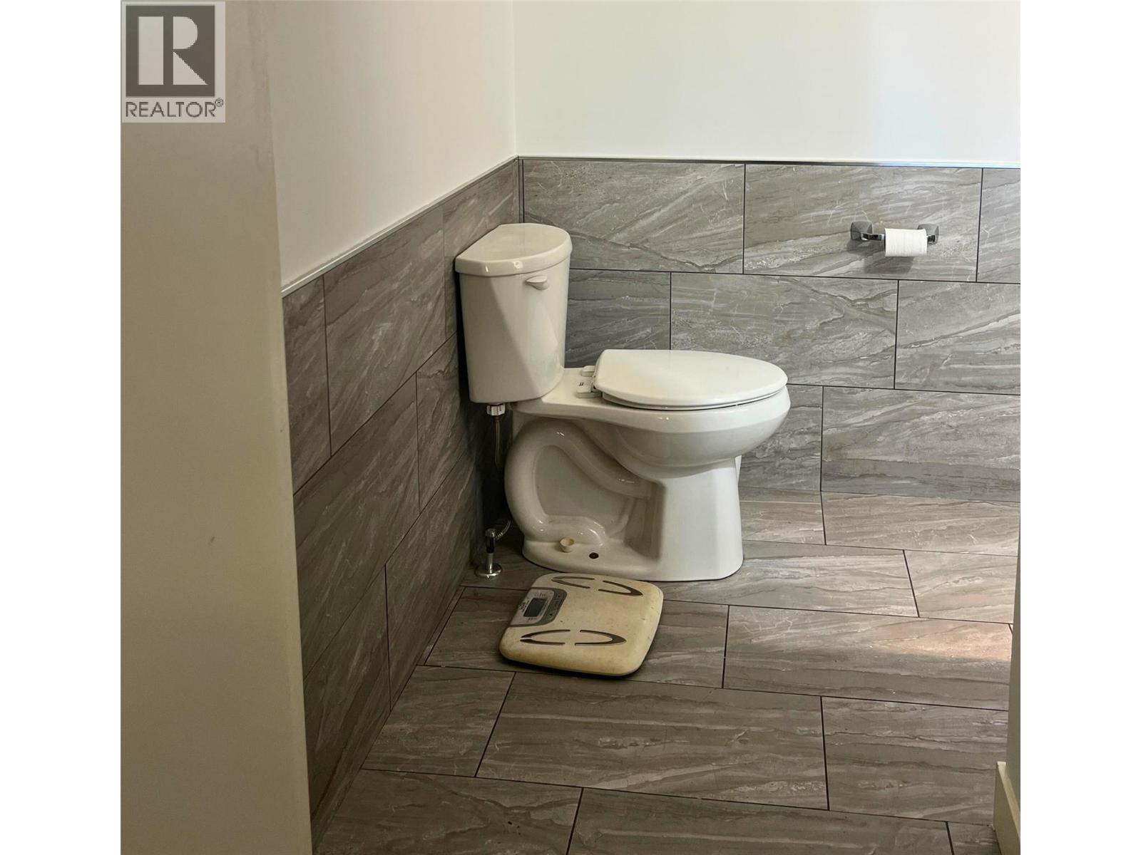 7508 Crowfoot Drive, Anglemont, British Columbia  V0E 1M8 - Photo 10 - 10380187