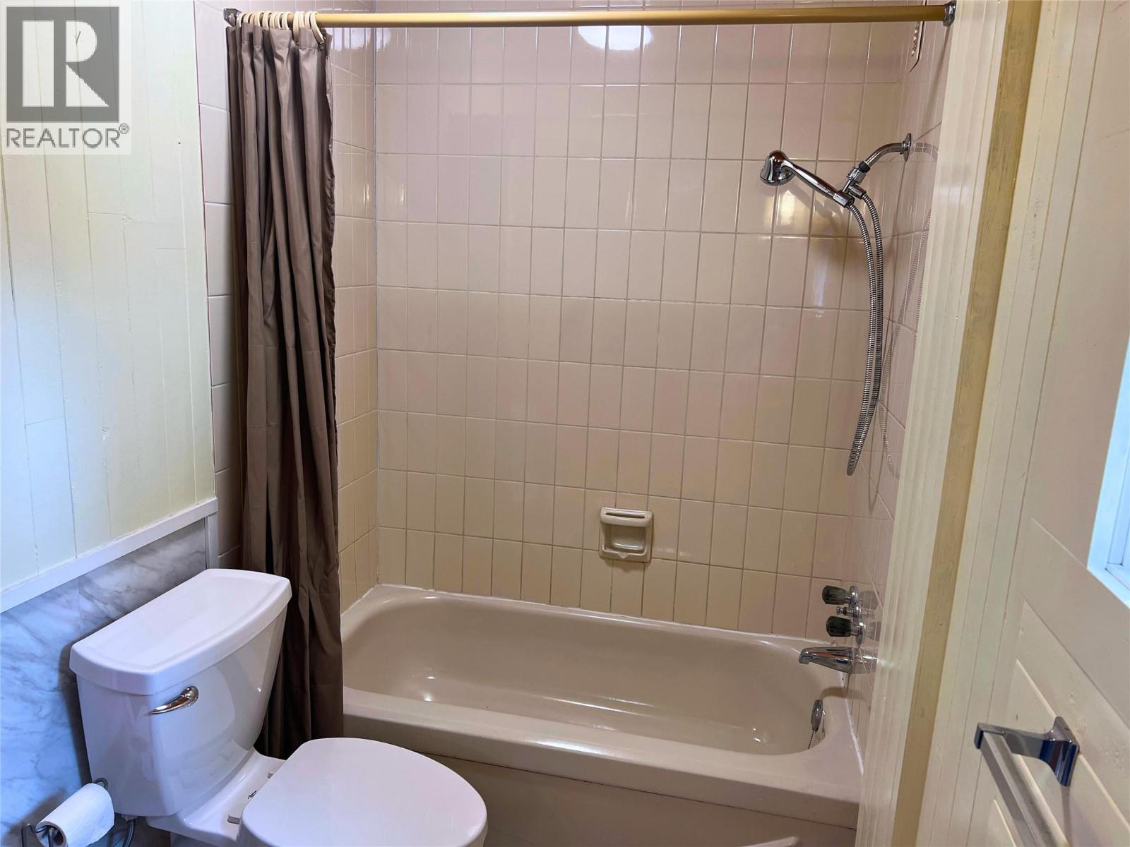 7508 Crowfoot Drive, Anglemont, British Columbia  V0E 1M8 - Photo 19 - 10380187