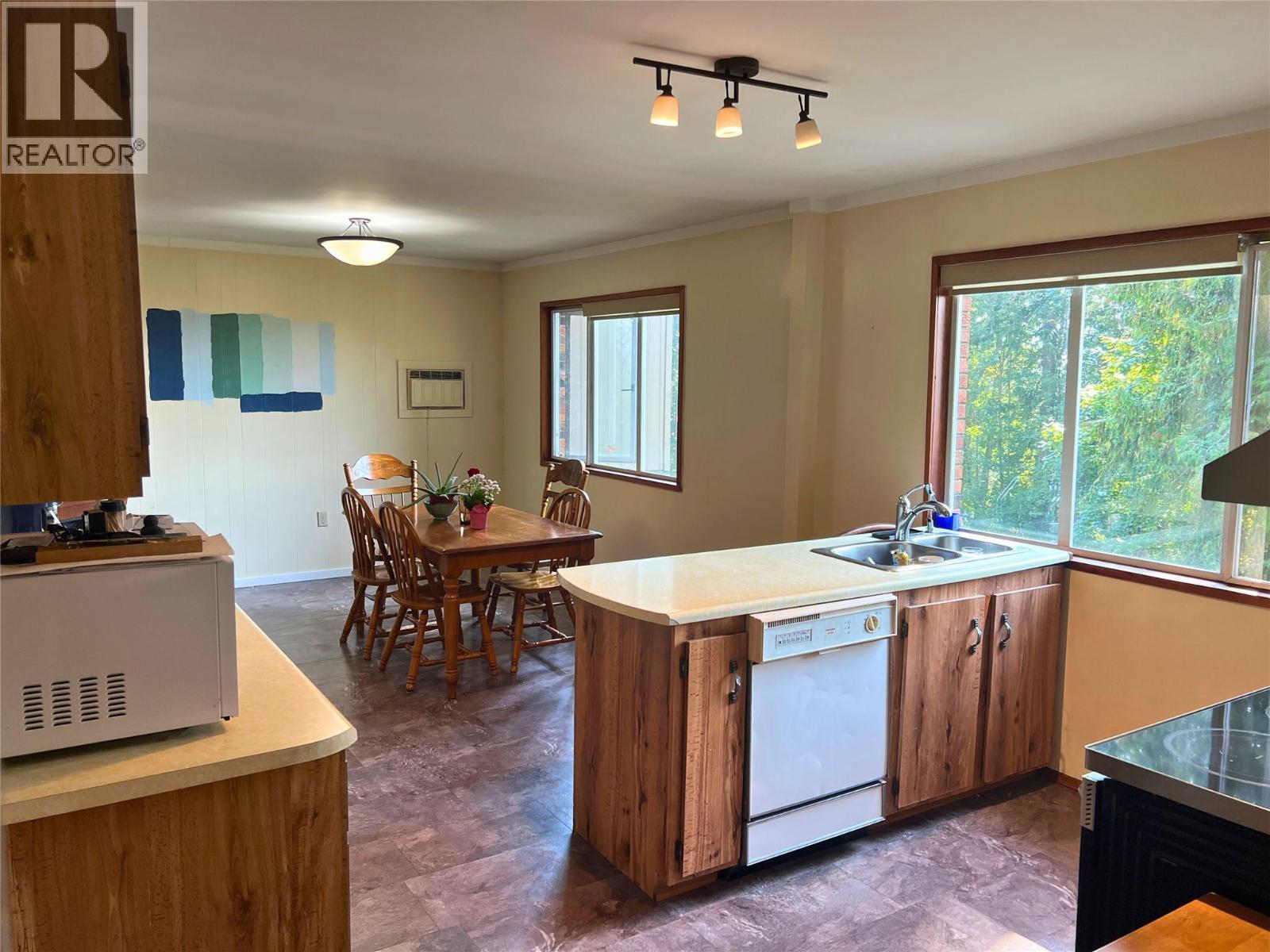 7508 Crowfoot Drive, Anglemont, British Columbia  V0E 1M8 - Photo 2 - 10380187
