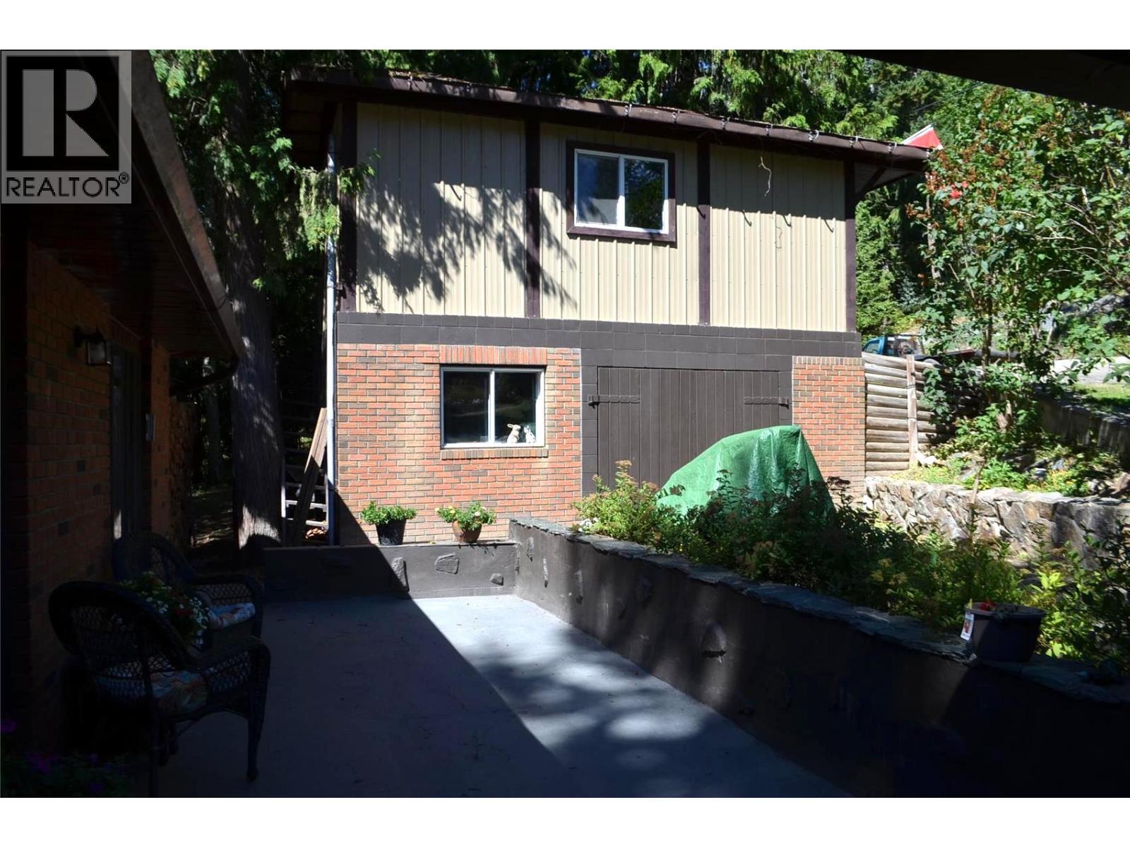 7508 Crowfoot Drive, Anglemont, British Columbia  V0E 1M8 - Photo 29 - 10380187