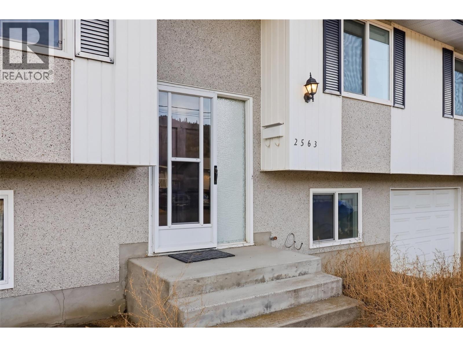 2563 Sandalwood Drive, Kamloops, British Columbia  V2B 6V3 - Photo 3 - 10380056