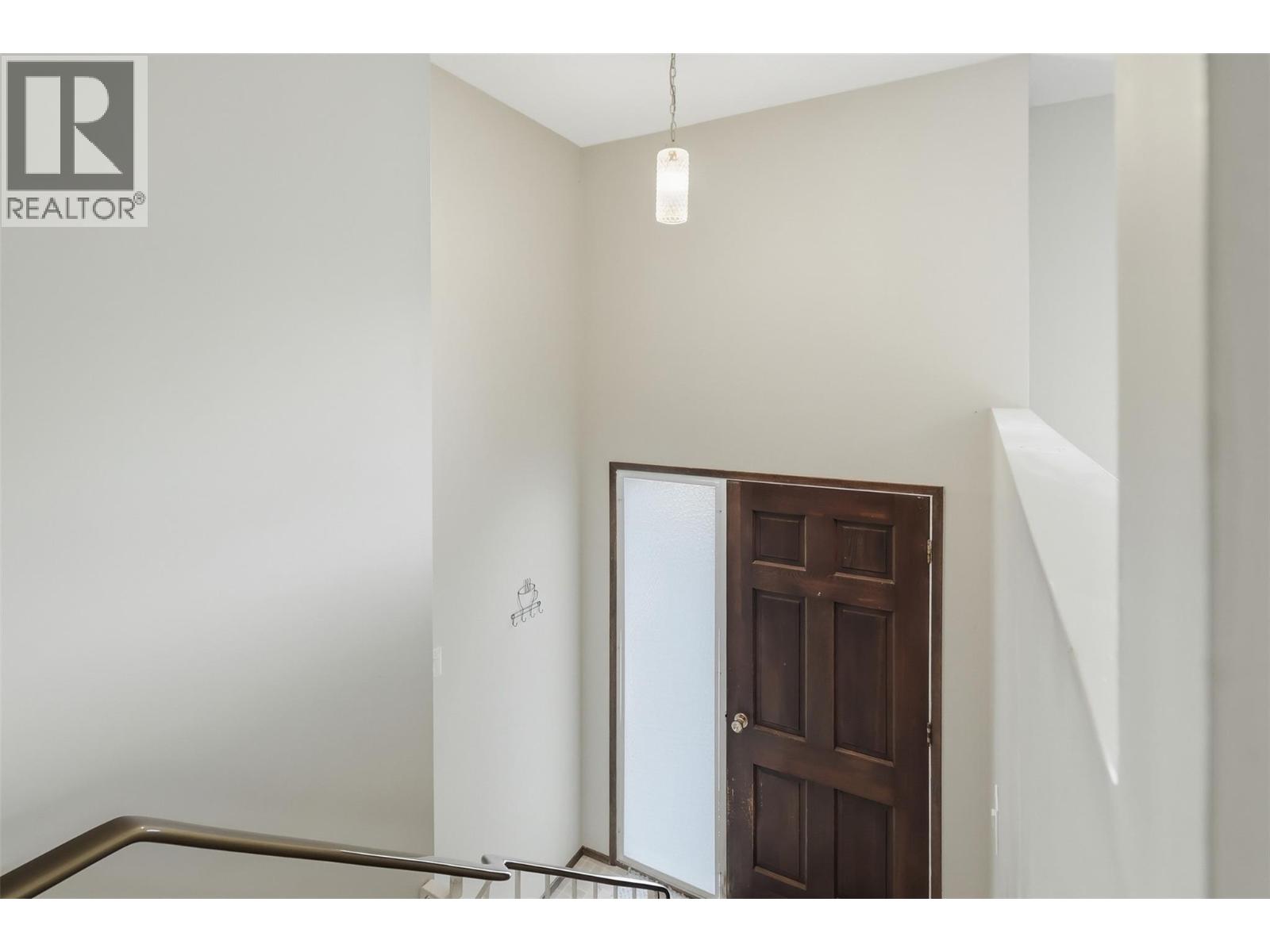 2563 Sandalwood Drive, Kamloops, British Columbia  V2B 6V3 - Photo 4 - 10380056