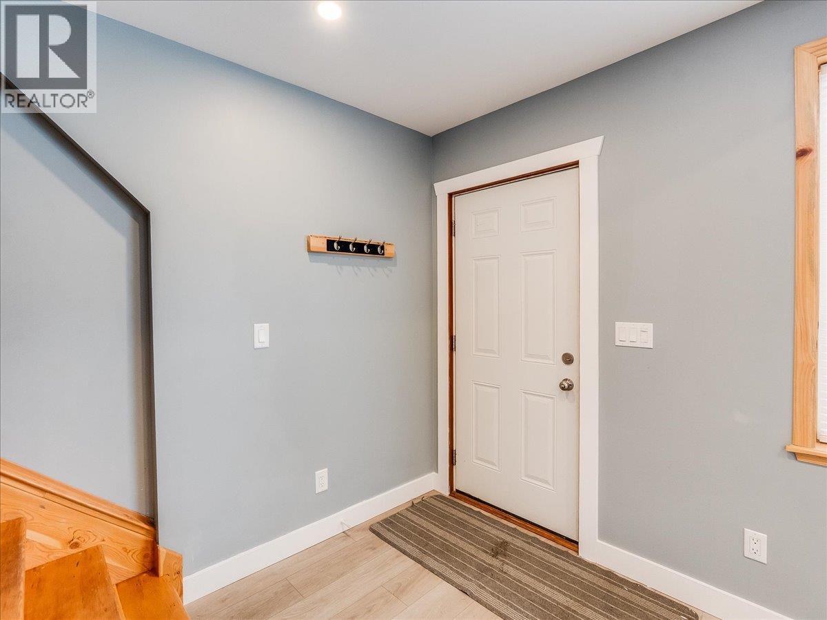 2342 Washington Street, Rossland, British Columbia  V0G 1Y0 - Photo 15 - 10380016