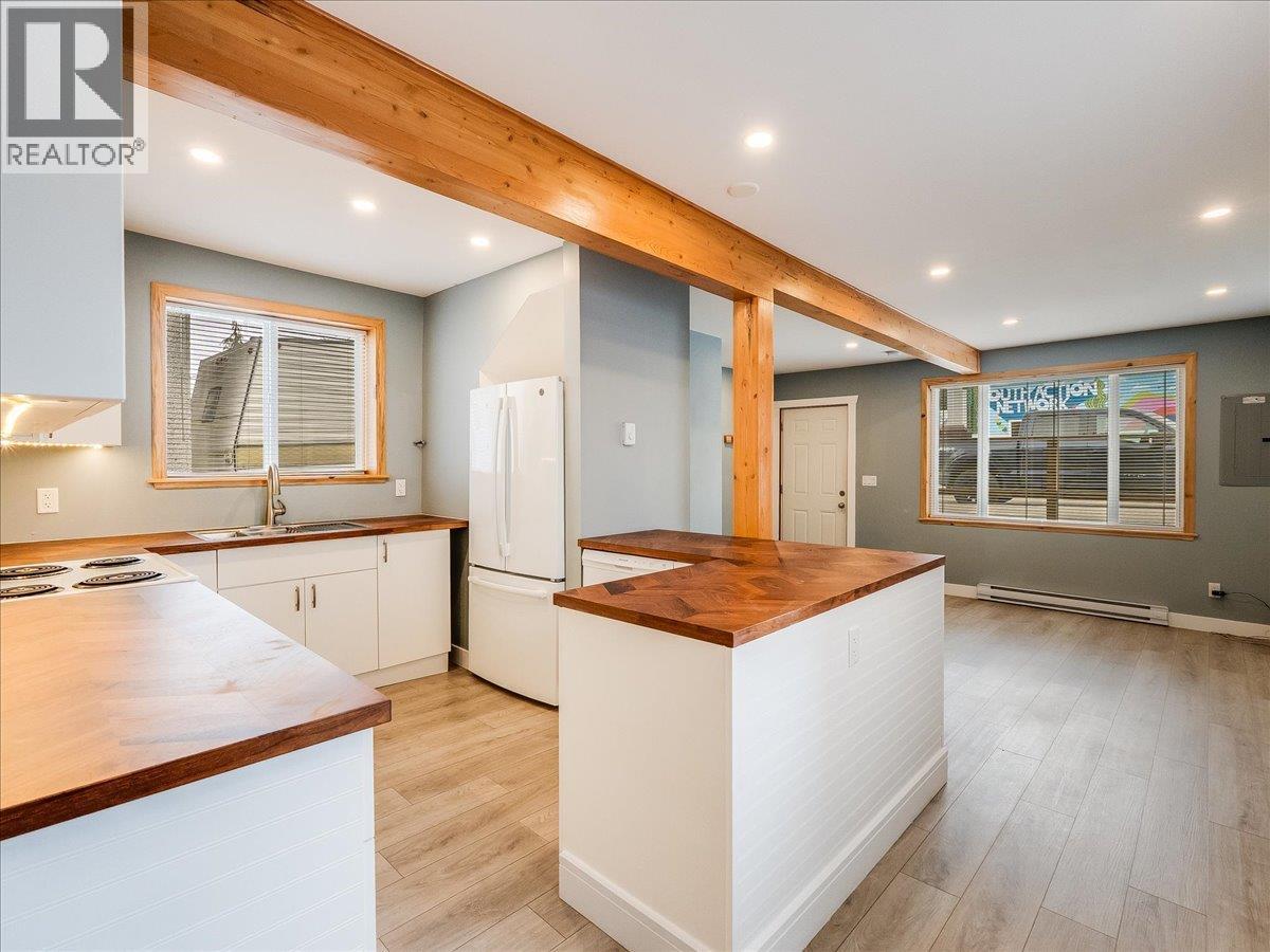 2342 Washington Street, Rossland, British Columbia  V0G 1Y0 - Photo 2 - 10380016