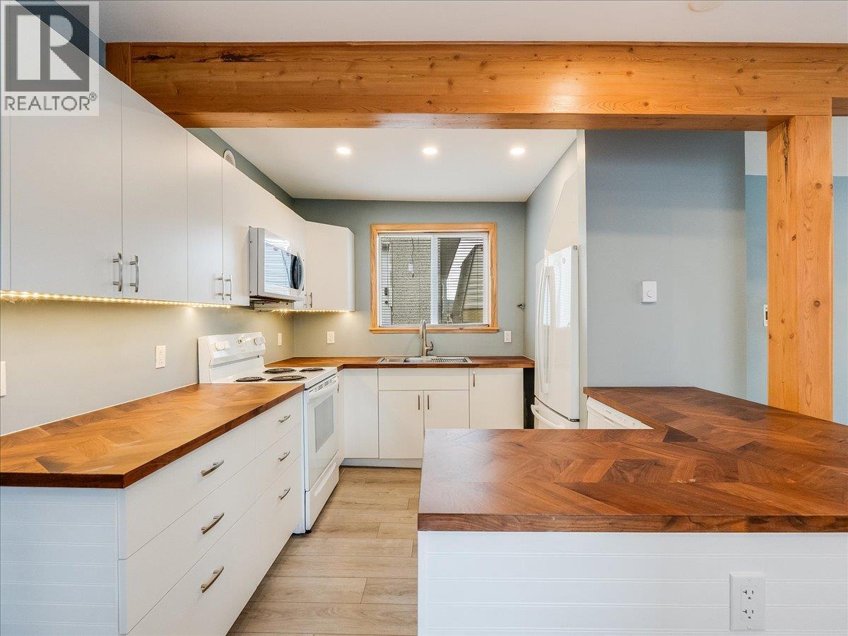 2342 Washington Street, Rossland, British Columbia  V0G 1Y0 - Photo 5 - 10380016