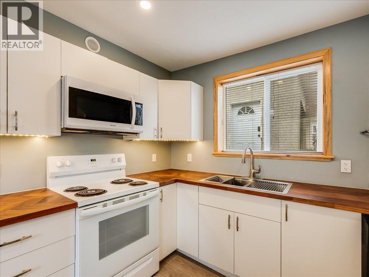 2342 Washington Street, Rossland, British Columbia  V0G 1Y0 - Photo 7 - 10380016