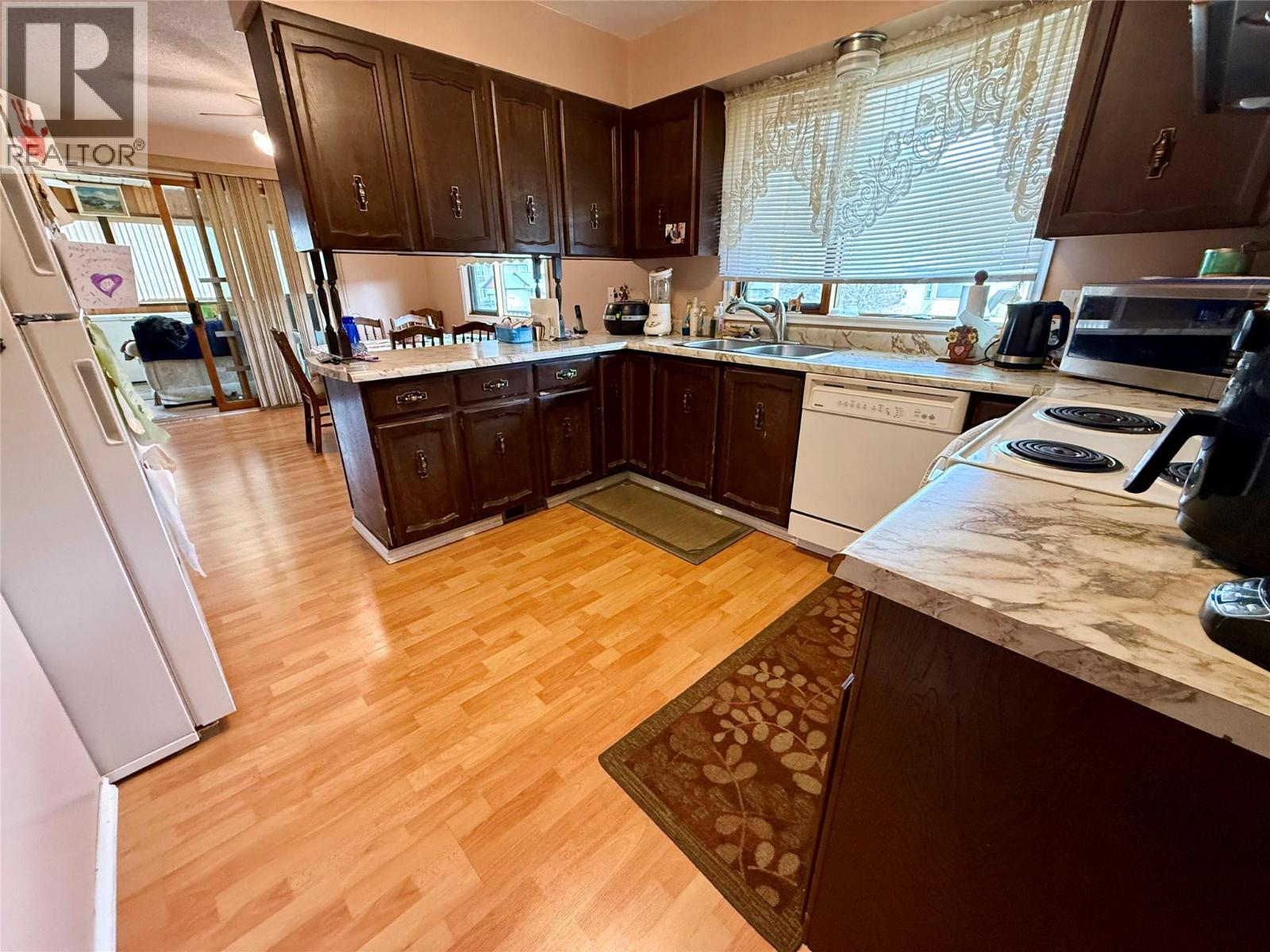 502 5th Avenue, Castlegar, British Columbia  V1N 1W2 - Photo 4 - 10380271