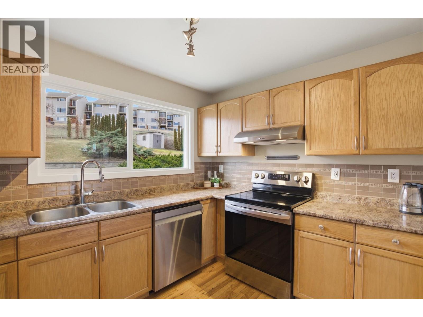 299 Gordonhorn Crescent, Kamloops, British Columbia  V2E 1G6 - Photo 2 - 10380346